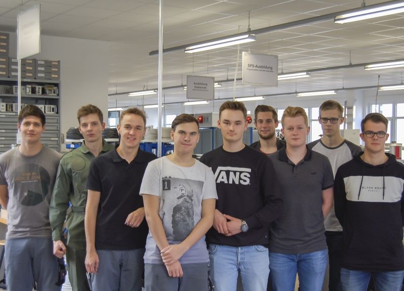 Die Azubis: Torben, Jan, Michel, Jonathan, Nicolai, Mel, Simon, Jannis, Nikolai (v.l.n.r.)