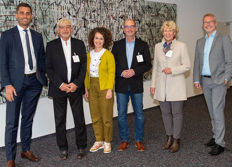 Manuel Hüsken, CEO Mahr, Rolf-Georg Köhler, former Lord Mayor of the City of Göttingen, Ekaterina Ershova and Burkhard Fuchs, City of Göttingen, Ursula Haufe, GWG Managing Director, and Dr. Lutz Aschke, CFO Mahr (l.t.r.)