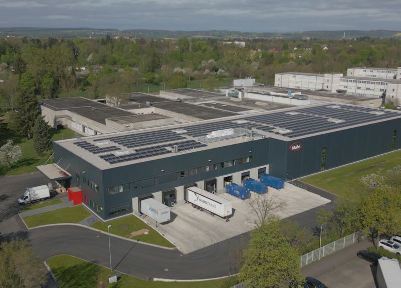Neues Logistikzentrum von Mahr: Ein Drohnenflug zeigt, wie es dort aktuell aussieht. Neues Logistikzentrum von Mahr: Ein Drohnenflug zeigt, wie es dort aktuell aussieht.