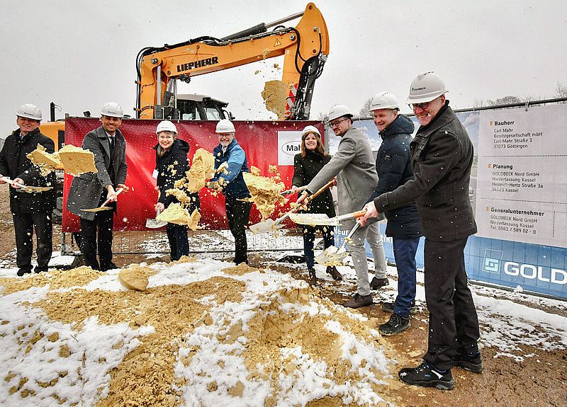Den symbolischen Ersten Spatenstich für das neue Logistikzentrum von Mahr führten durch (von links nach rechts): Wolfgang Seibold, Vice President Global Production, Purchasing & Logistics Mahr, Manuel Hüsken, CEO und Vorsitzender der Geschäftsführung der Mahr-Gruppe, Petra Broistedt, Oberbürgermeisterin Göttingen, Dr. Lutz Aschke, CFO Mahr, Lisa Staub, stellvertretende Leiterin Wirtschaftsförderung GWG, Marcello Dubbert, Projektleiter gesamt Goldbeck, Kai Becker, Niederlassungsleitung Kassel Goldbeck und Steffen Rausch, Verkauf Goldbeck. Erster Spatenstich für neues Logistikzentrum