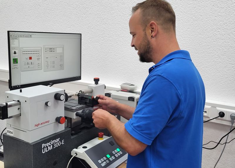 QualitĂ€tsprĂŒfung im neu ausgestatteten Messraum von Geissel. Messraum Geissel GmbH