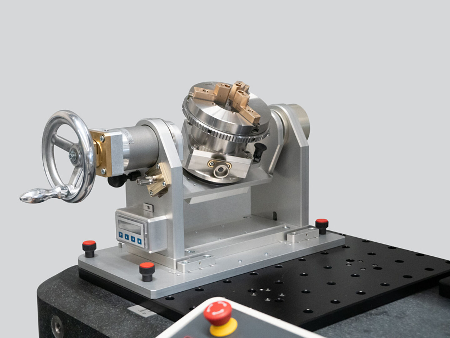 Like any other clamping device, the manual swivel unit can be mounted directly on the perforated plate of the measuring station. 