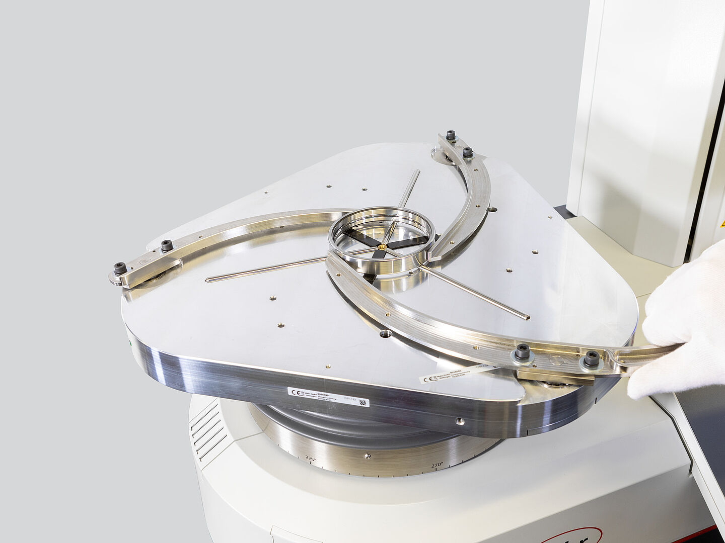 The operator can center the workpiece manually by means of three levers.