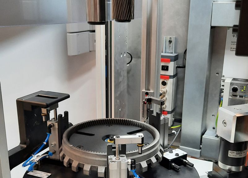 Eine Messmaschine zur Zweiflankenwälzprüfung hat Mahr MWF aus Großostheim für die individuellen Anforderungen eines Kunden entwickelt und gebaut. Diese prüft das Formmerkmal Rundlaufabweichung Fr an der inneren Verzahnung von Zahnrädern. Eine Messmaschine zur Zweiflankenwälzprüfung hat Mahr MWF aus Großostheim für die individuellen Anforderungen eines Kunden entwickelt und gebaut. Diese prüft das Formmerkmal Rundlaufabweichung Fr an der inneren Verzahnung von Zahnrädern.