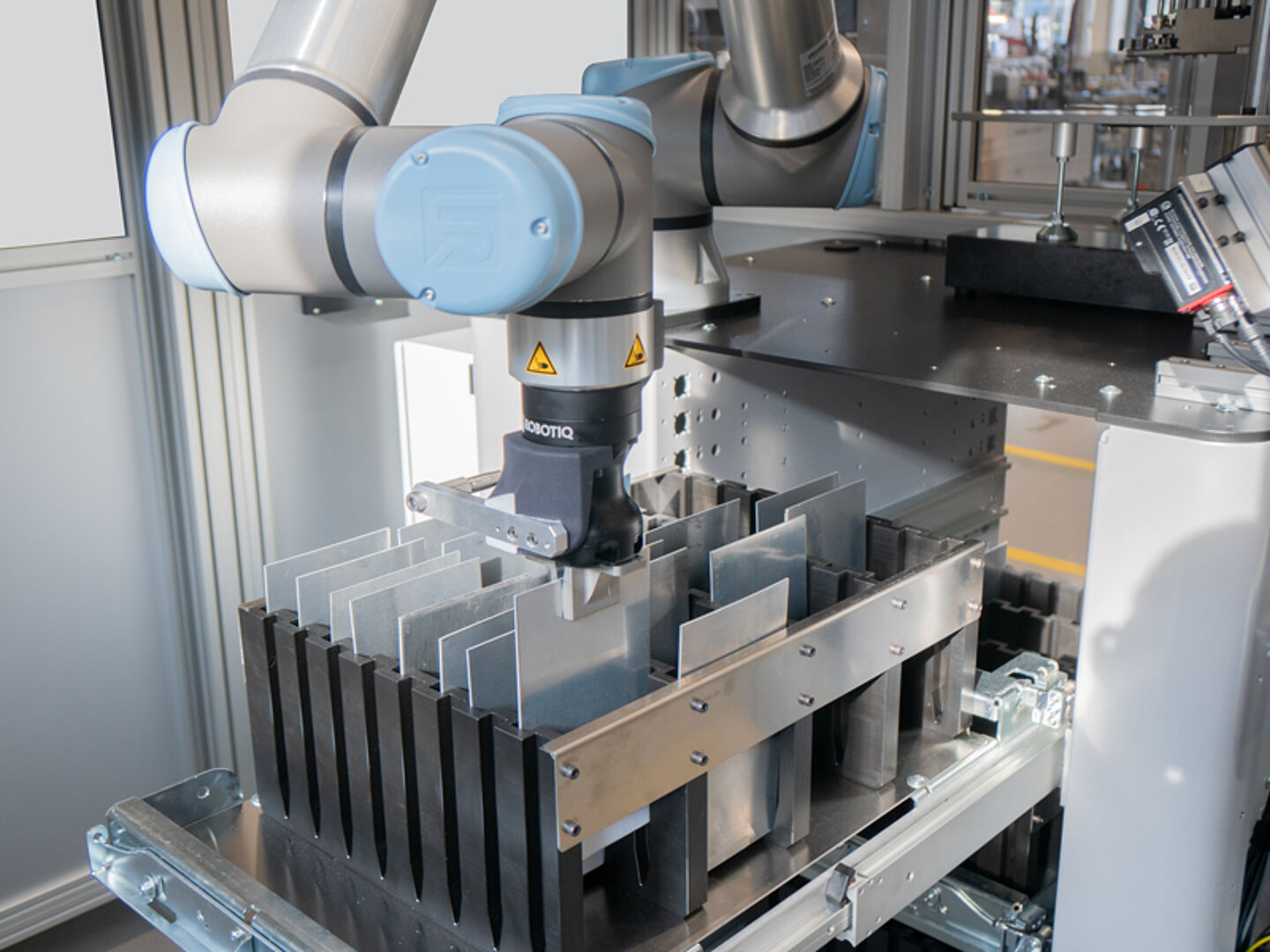 The measuring station is equipped with a collaborative robot, the MahrFeeder.