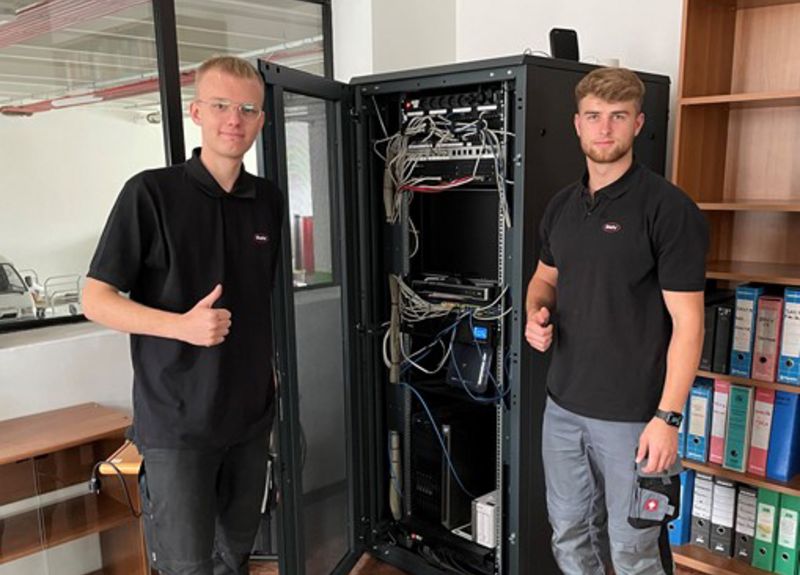 Lukas und Jannik bei der Arbeit im Betrieb für Haus- und Elektrotechnik. Auszubildende bei der Arbeit