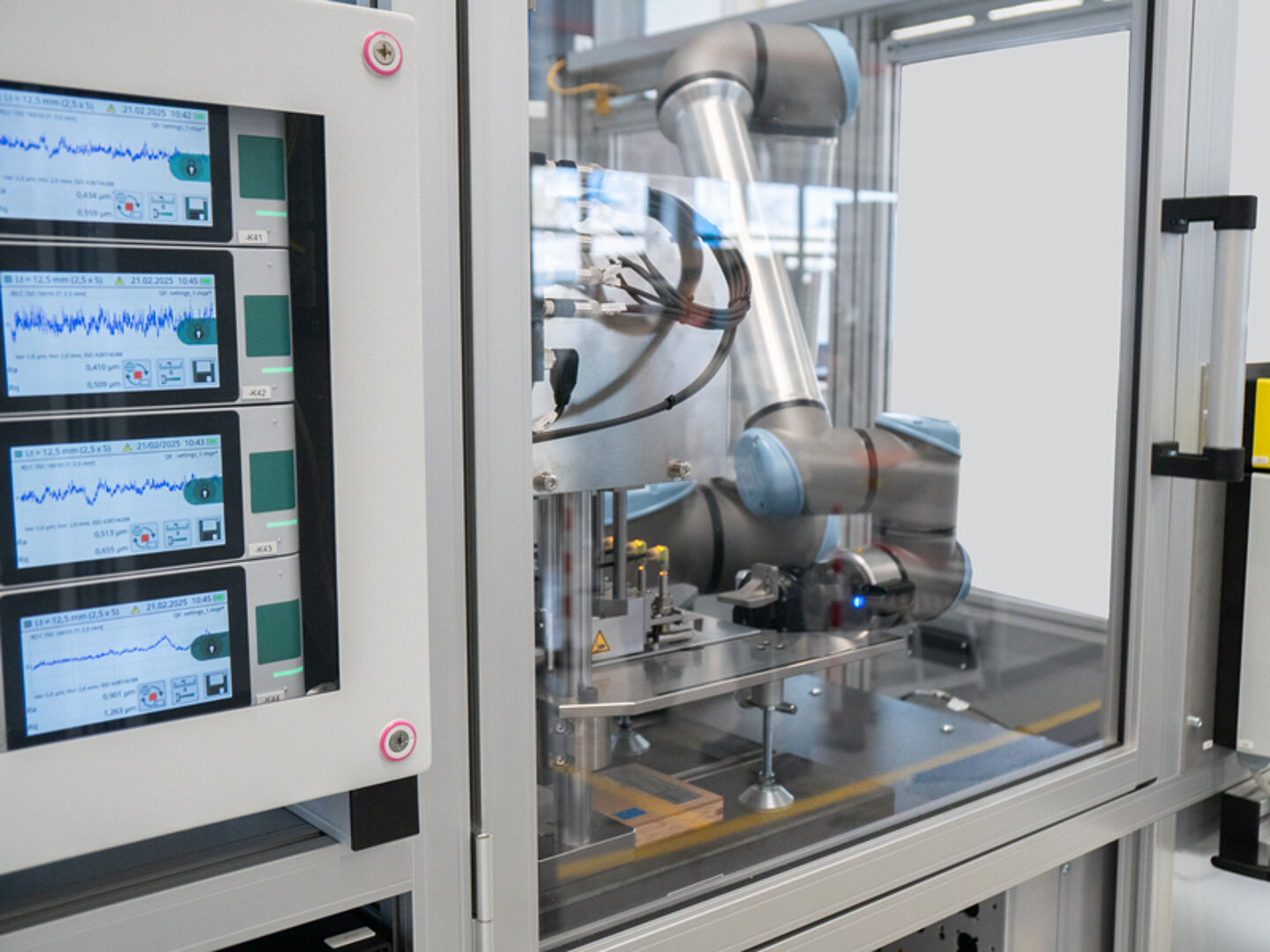 The customer-specific measuring station checks the roughness using four MarSurf M 310 mobile roughness measuring devices.